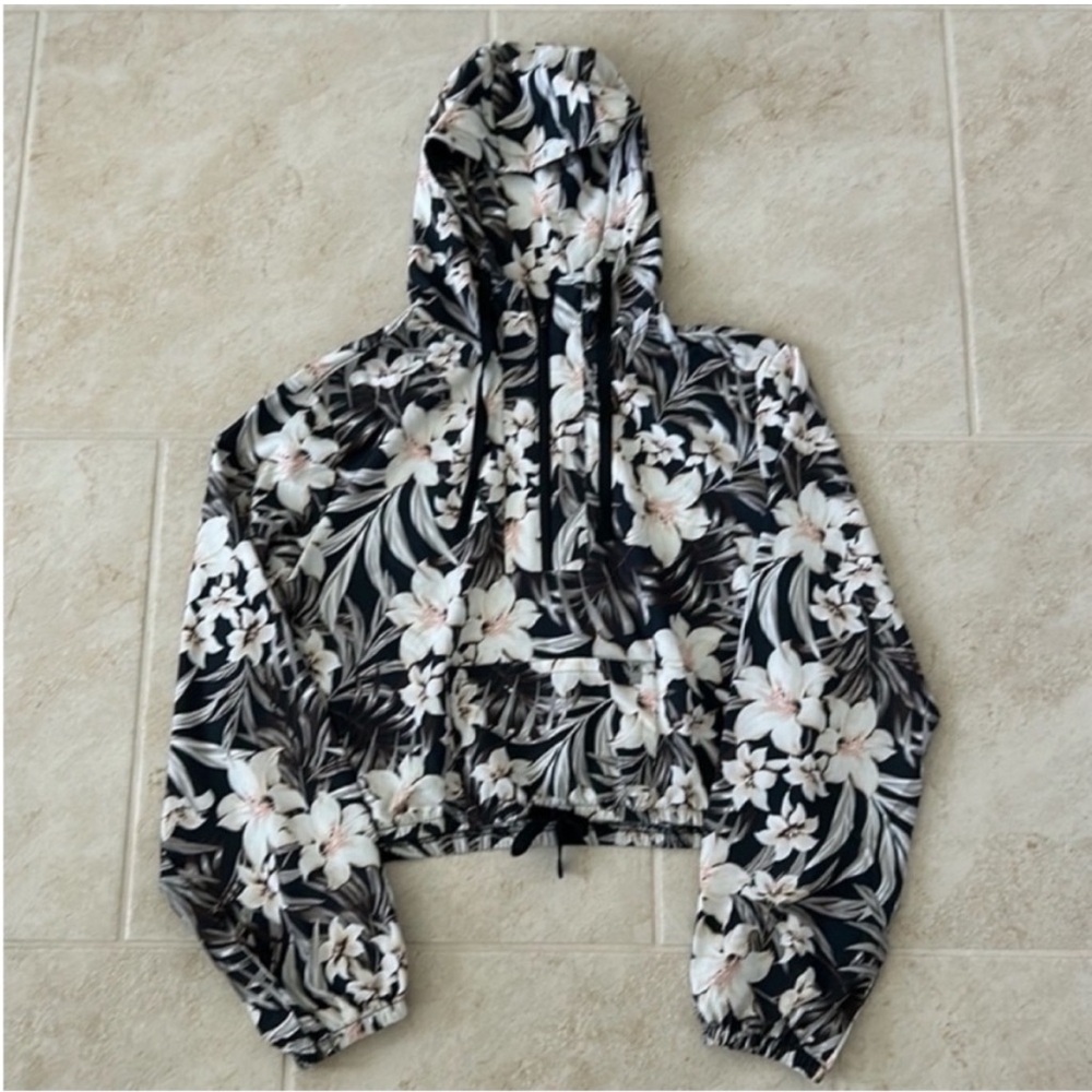 🌸🏄‍♀️Hurley Black and White Floral Hoodie🌸🏄‍♀️